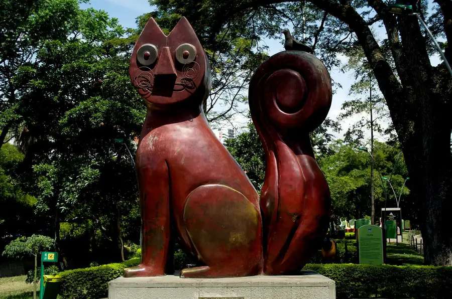El Gato del Río, Hernando Tejada's cat sculpture in a riverside park in Cali, Colombia